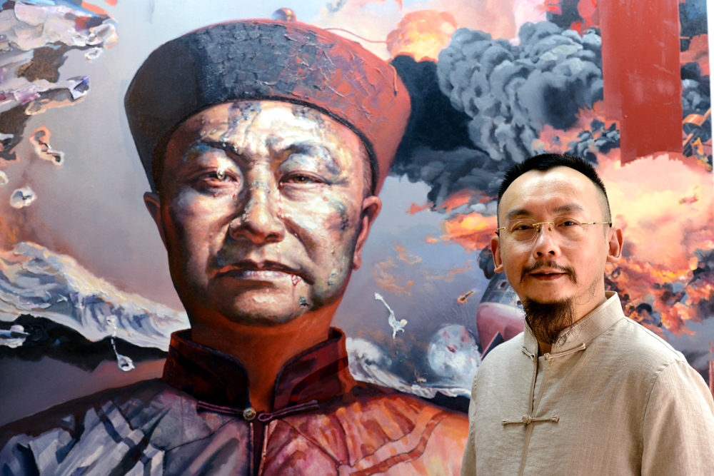 当代著名艺术家陈可之在自己绘制的第一代中国海军英烈邓世昌油画
