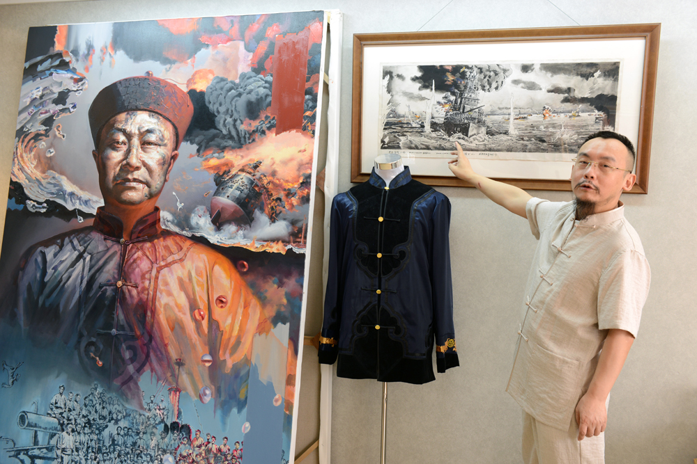 画家陈可之在他在2006年创作的甲午海战素描草图前介绍黄海大战