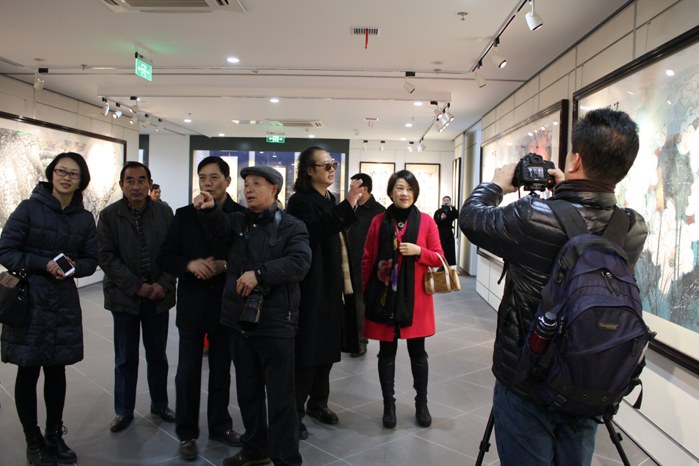 市领导和艺术家们参观张省艺术馆