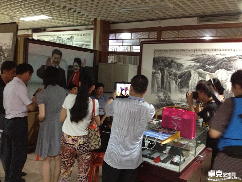 北京香港文联画展观众及媒体在我的作品《首访》前拍照