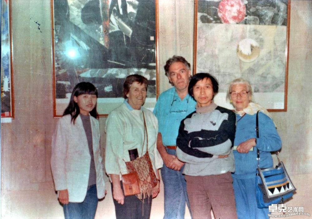 与新西兰画家在展厅合影  1988年摄   