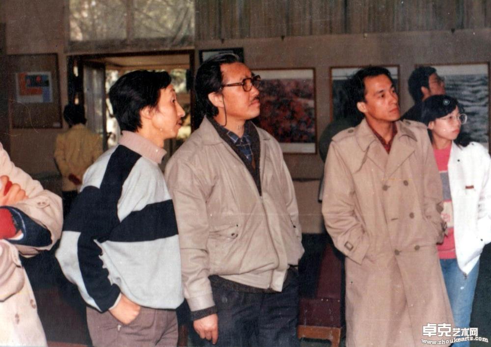 陪卢沉先生等人参观自己作品  1988年摄 