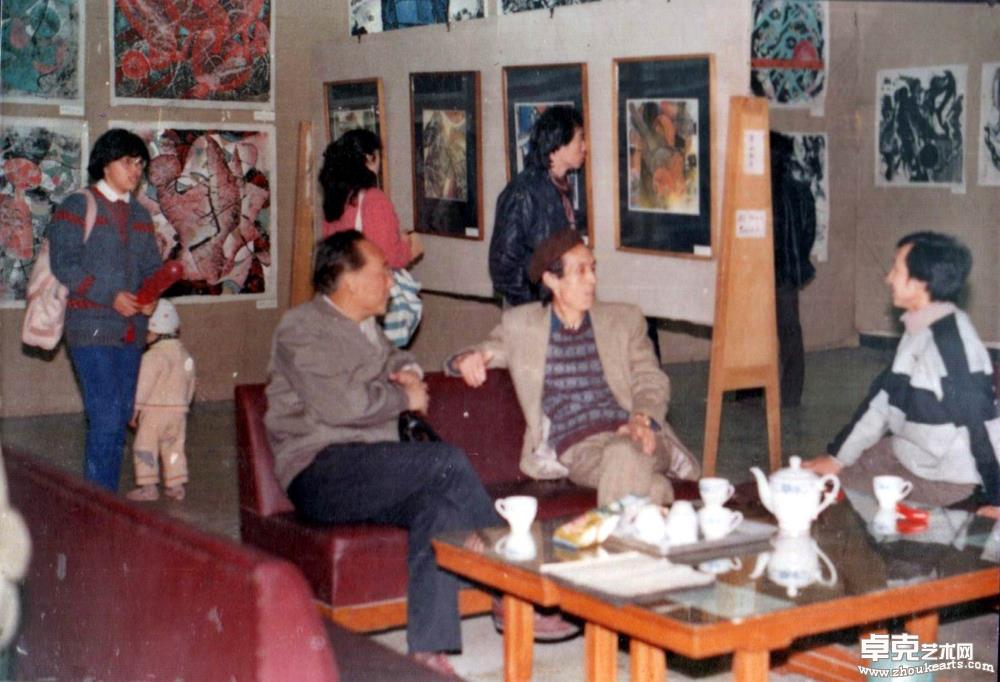 与刘勃舒、冯今松先生交谈  1988年摄 
