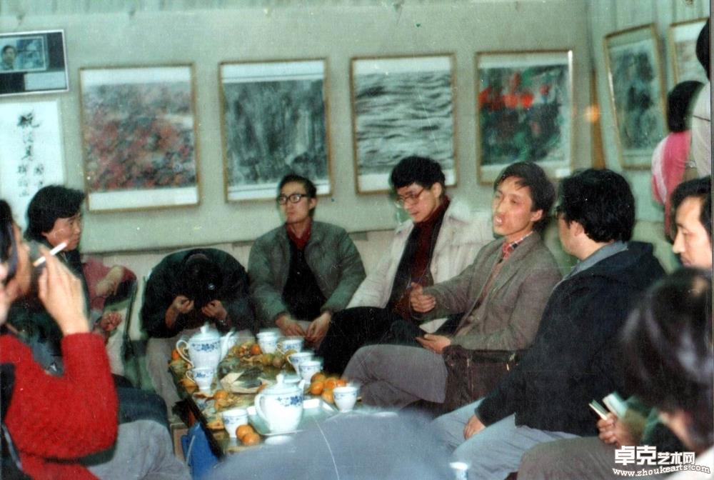 上，朱青生、顾丞峰、刘晓路等在进行认真的艺术探讨在画展研讨会