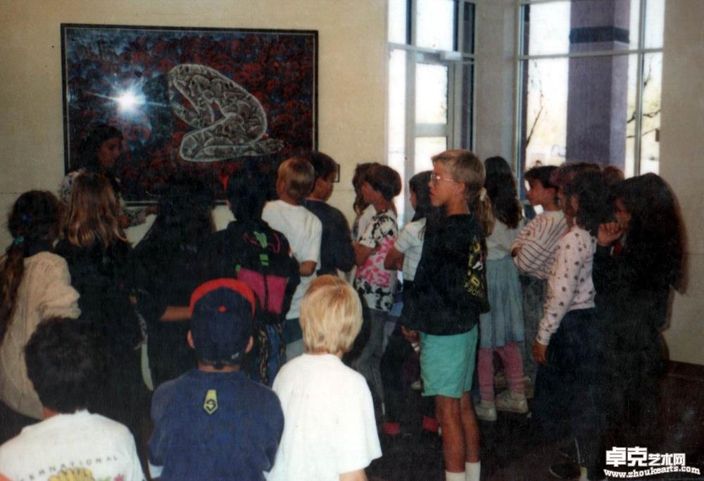 孩子们涌到《无声的哭泣》画前  1991年摄 