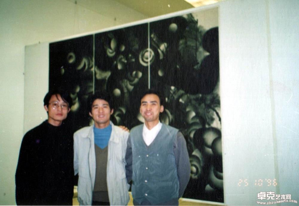 杭春晖、杨佐等在画前留影 1991年摄 