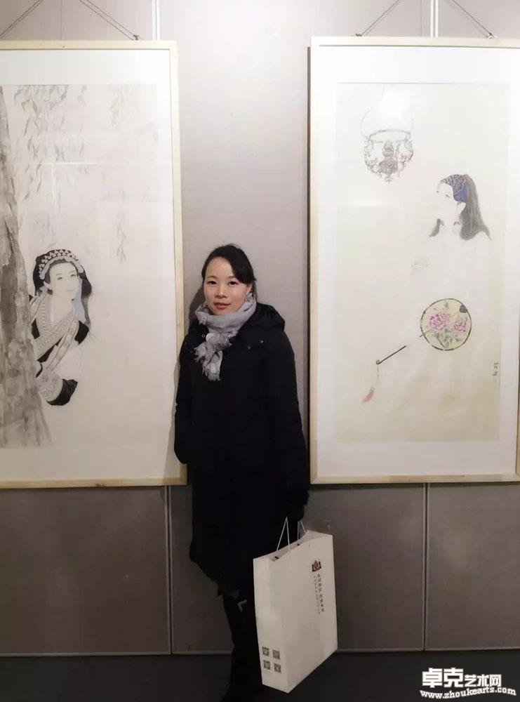2016年罗灿参加安徽省2015美术年度庆典作品前留影