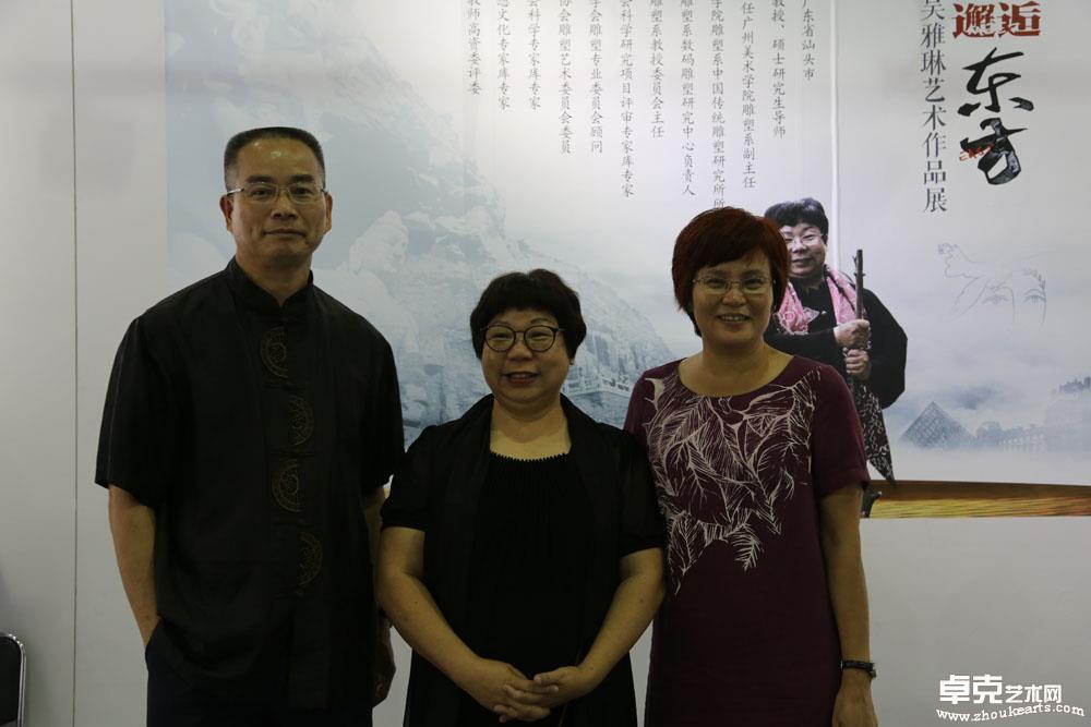 吴雅琳与艺术家朋友在展览现场合影留念（广州琶洲世界贸易中心）