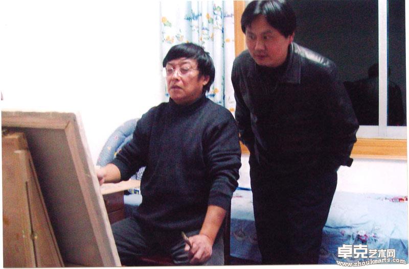 卓克艺术网领导牛育民正在观看艺术家俞晓夫作画