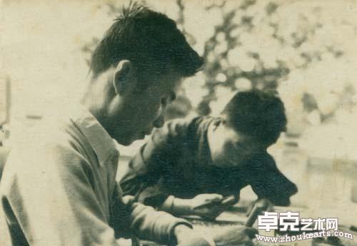1960年，赖少其（左者）和师松龄合作版画《淮北变江南》