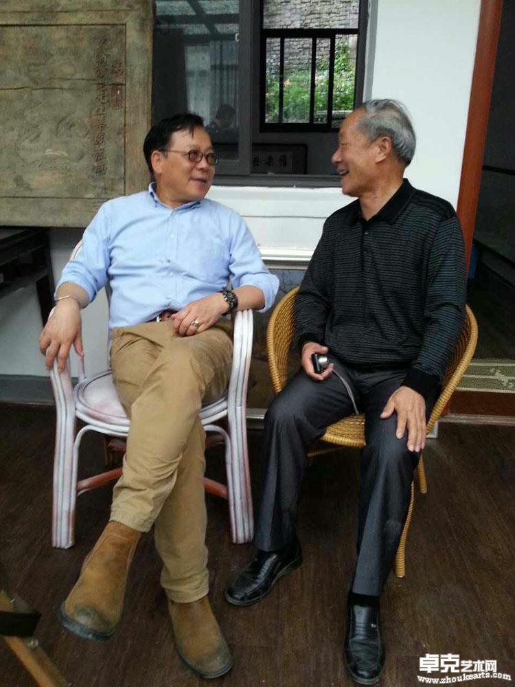 诗人书法家何云浩和安徽省美协主席在画家村开心交流