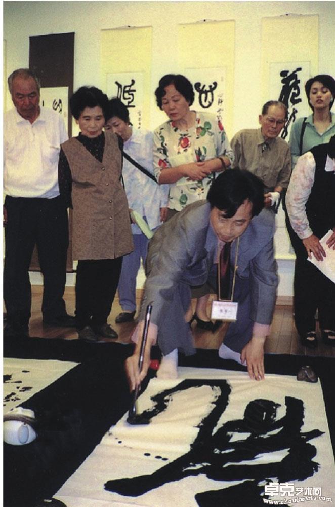 2001年，安徽省书协副主席、阜阳市书协主席任智赴日本书法交流
