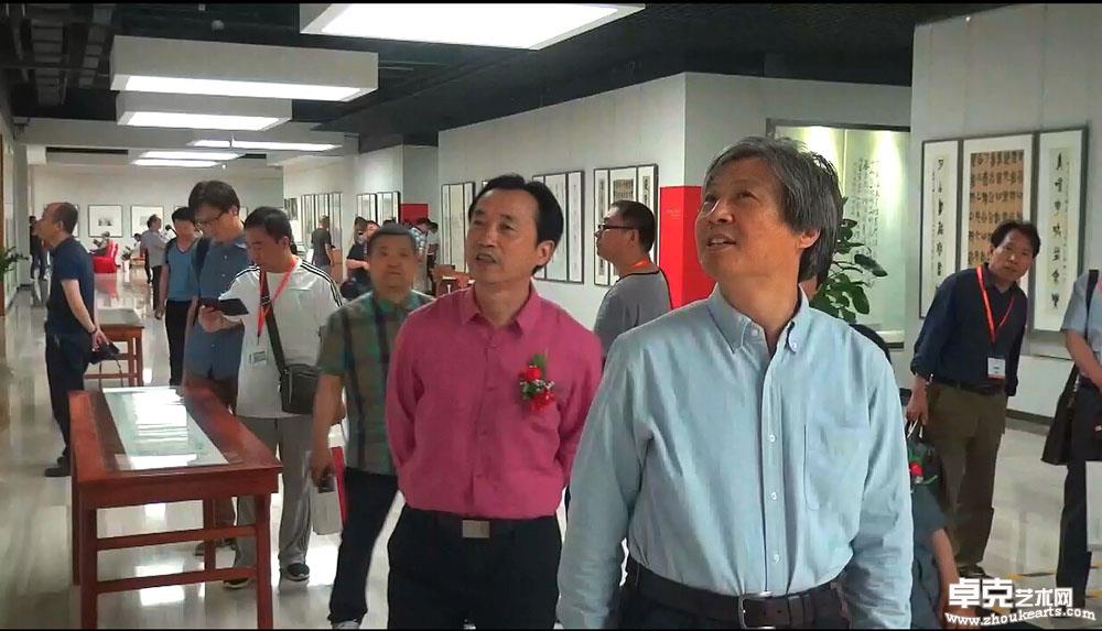 中国书协分党组书记、驻会副主席陈洪武在欣赏任智先生作品