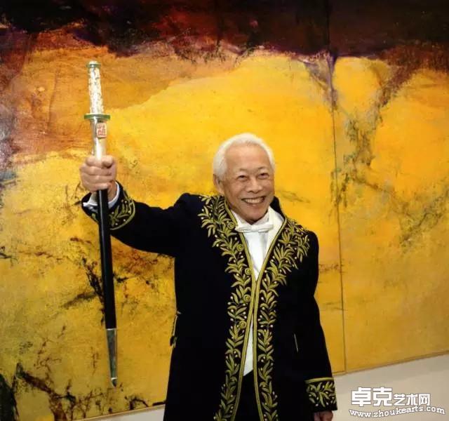 在国家画廊交付他的院士之剑，2003年11月26日