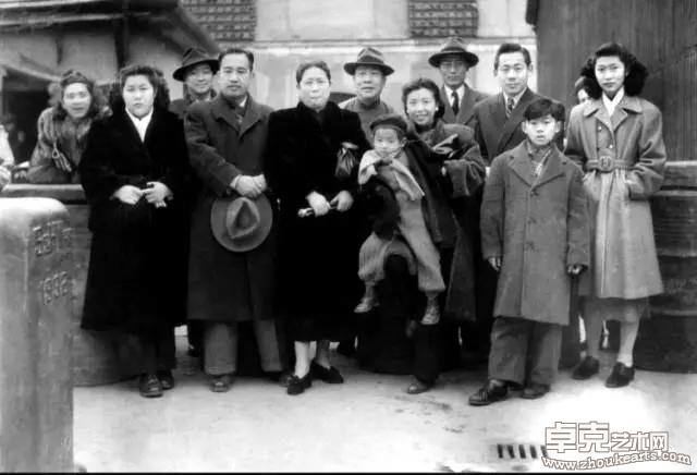 和他的家人在上海港出发去法国前，1948年2月26日