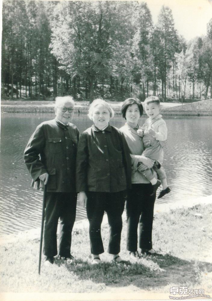 与祖父祖母母亲合影于包河公园，孔成六岁