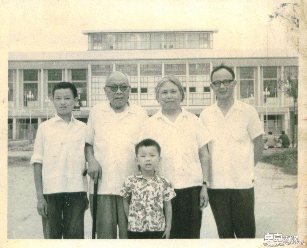 1978年与祖父母合影于合肥手球馆，左一表哥陈恺、右一父亲孔叔良
