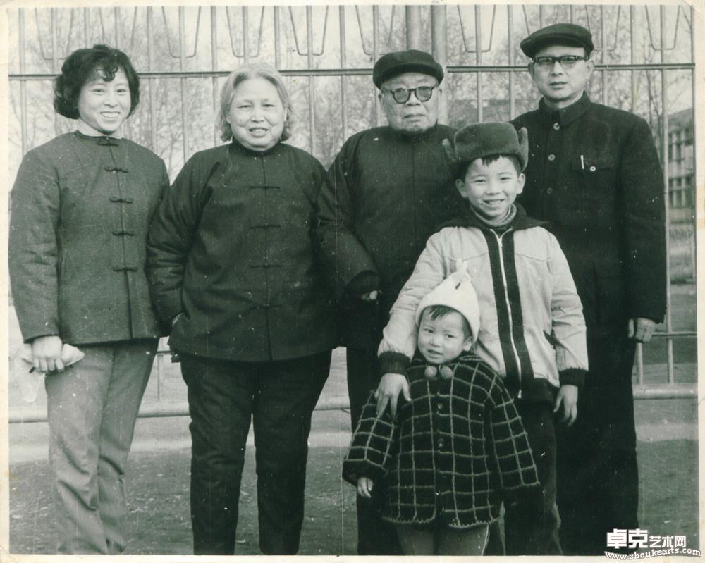 1980年春节，孔小瑜先生夫妇与三子孔叔良一家合影。孔成9岁