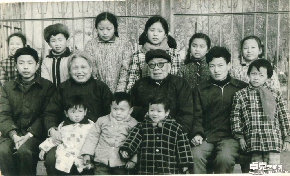 1980孔小瑜夫妇与孙辈，后排左二孔成、左四孔贻奋、中排右二陈恺