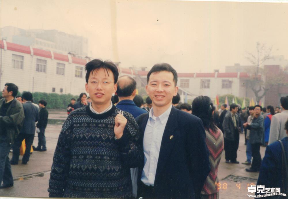 与授业书法老师陈大中合影于中国美院70周年校庆