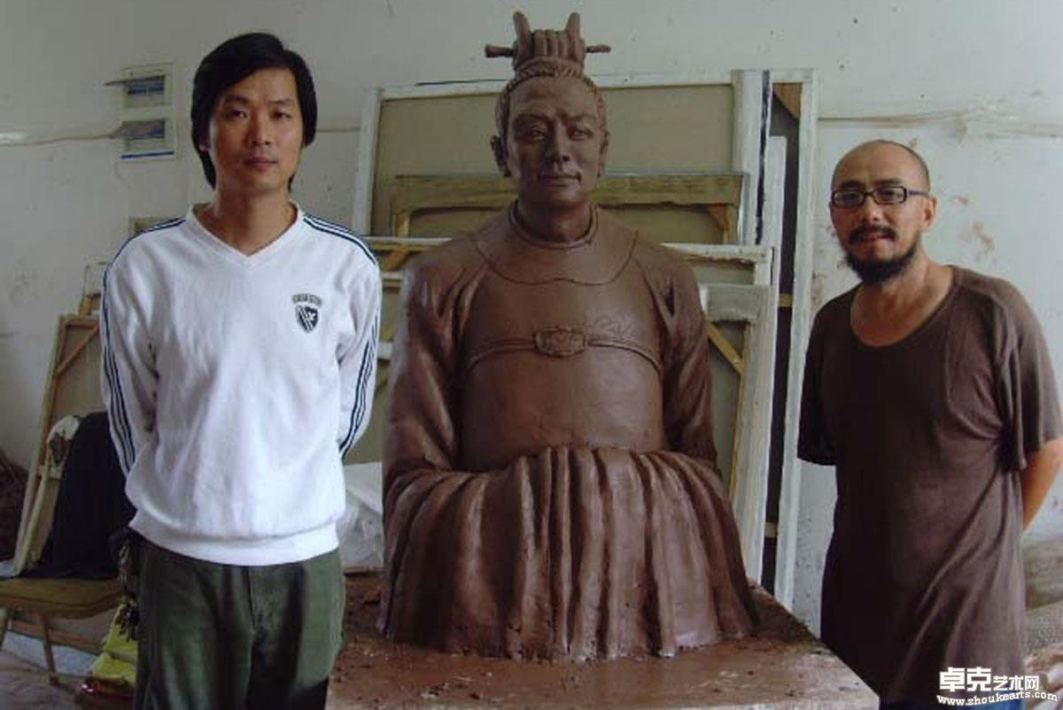 （2007年）和知名雕塑家严逢林老师工作照