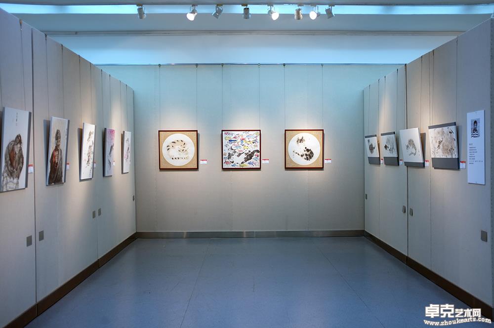“金秋十月”第二届美术作品展布展现场