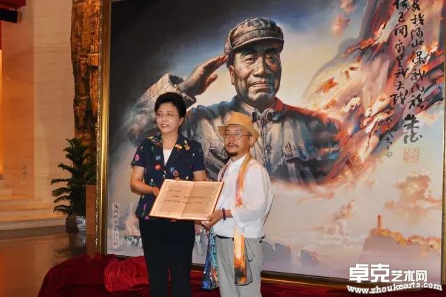 北京市人大常委会副主任杨艺文向陈可之先生颁发捐赠证书