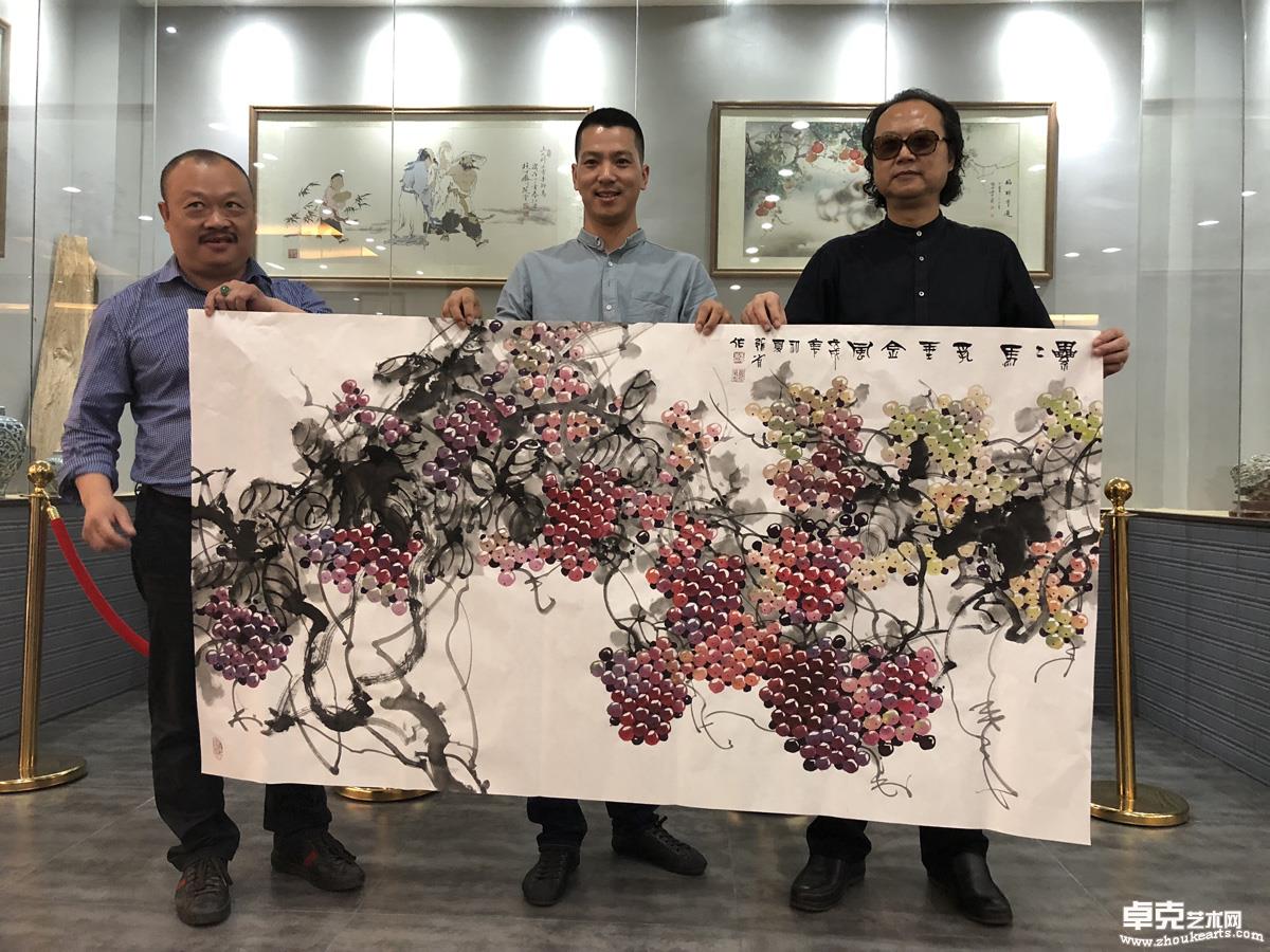2018年5月4日著名画家张省教授与景泰蓝文化传媒两位领导留影